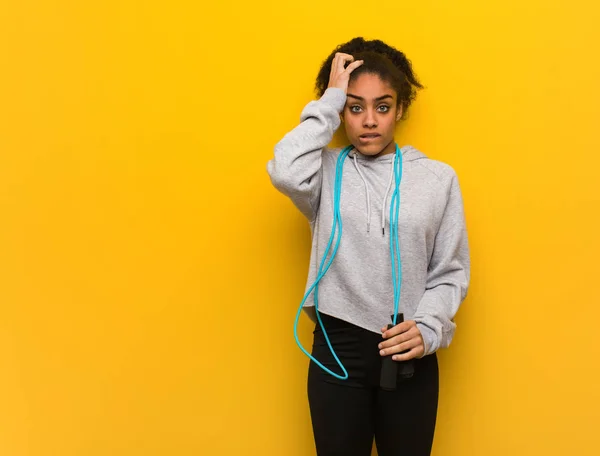 Jovem Mulher Negra Fitness Preocupado Sobrecarregado Segurando Uma Corda Salto — Fotografia de Stock