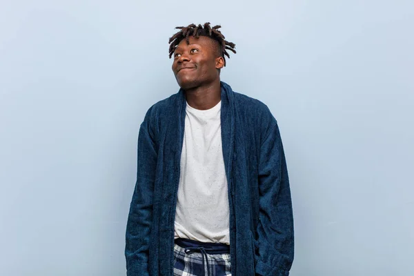 Jonge Afrikaanse Zwarte Man Draagt Pyjama Dromen Van Het Bereiken — Stockfoto