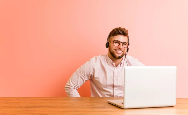 Joven Trabajando Centro Llamadas Confiado Manteniendo Las Manos Caderas — Foto de Stock