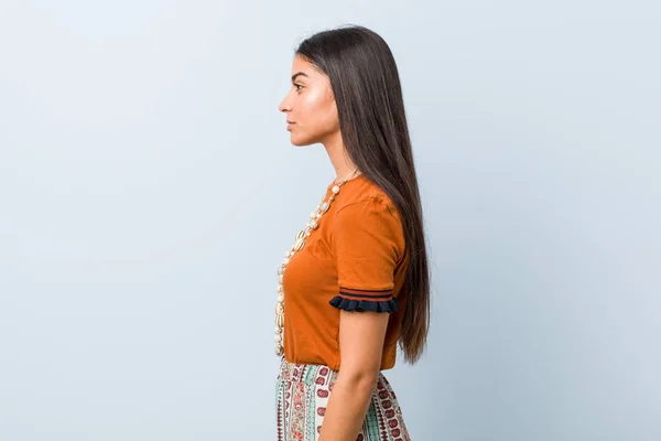 Jovem Árabe Mulher Olhando Para Esquerda Para Lados Pose — Fotografia de Stock