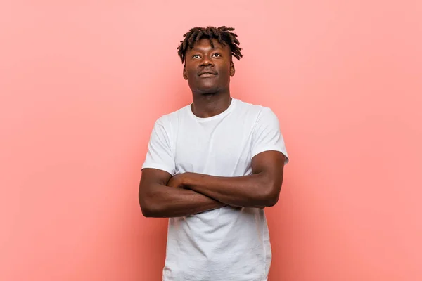 Jonge Afrikaanse Zwarte Man Lacht Vol Vertrouwen Met Gekruiste Armen — Stockfoto