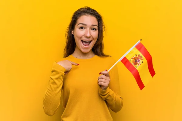 Junge Europäerin Mit Spanischer Fahne Überrascht Auf Sich Selbst Zeigend — Stockfoto