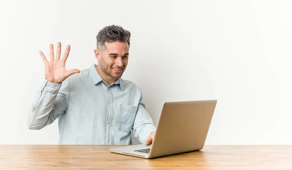 Jonge Knappe Man Werkt Met Zijn Laptop Glimlachend Vrolijk Tonen — Stockfoto