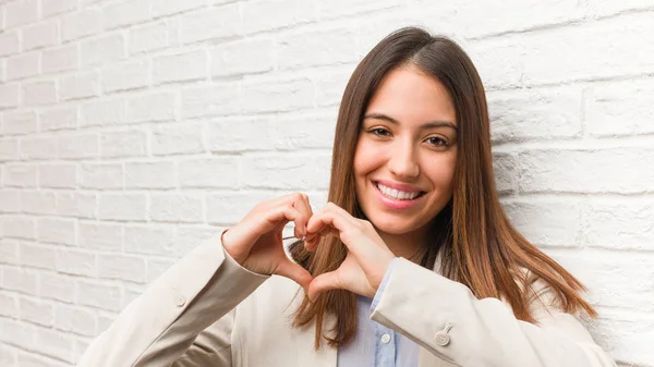 Junge Geschäftsfrau Macht Eine Herzform Mit Den Händen — Stockfoto