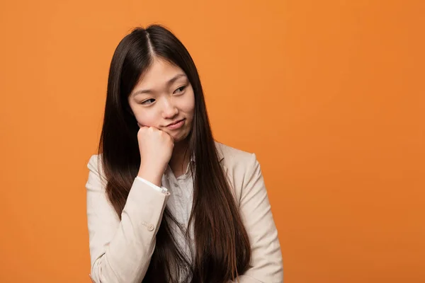 Junge Business Chinesin Die Traurig Und Nachdenklich Ist Wenn Sie — Stockfoto