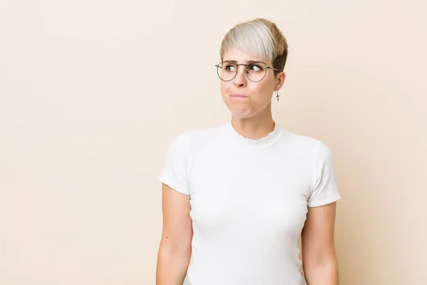 Junge Authentische Natürliche Frau Trägt Ein Weißes Hemd Verwirrt Fühlt — Stockfoto