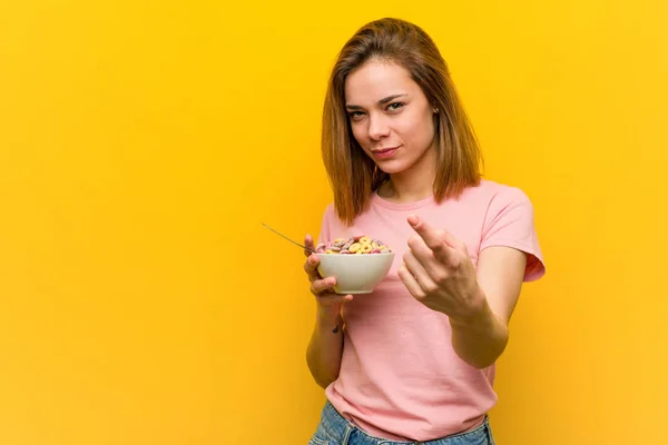 Mujer Joven Sosteniendo Tazón Cereales Señalándote Con Dedo Como Invitaras —  Fotos de Stock