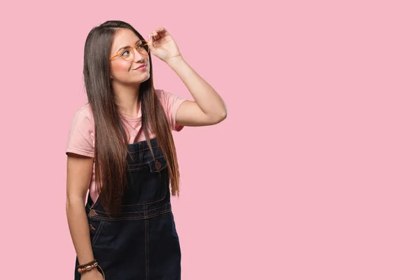 Junge Coole Frau Macht Die Geste Eines Spions — Stockfoto