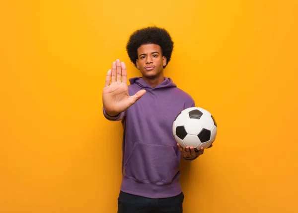 Joven Afroamericano Deportista Sosteniendo Una Pelota Fútbol Poniendo Mano Frente — Foto de Stock