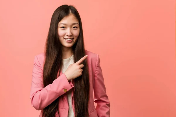 Jonge Chinese Zakenvrouw Roze Pak Lachend Terzijde Wijzend Iets Tonend — Stockfoto