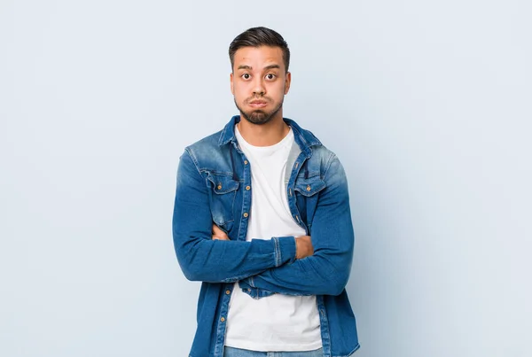 Jonge Knappe Filipijnse Man Blaast Wangen Heeft Een Vermoeid Expressie — Stockfoto