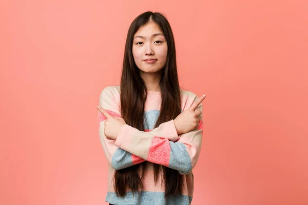 Junge Coole Chinesin Zeigt Seitwärts Versucht Zwischen Zwei Möglichkeiten Wählen — Stockfoto