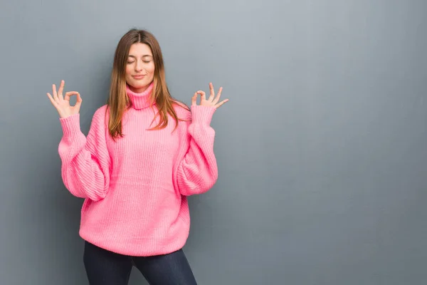 Young Russian Natural Girl Performing Yoga — Stock Photo, Image