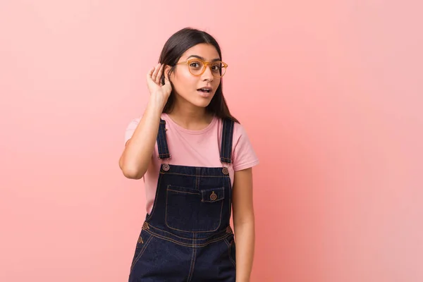 Jovem Bonita Árabe Mulher Vestindo Jeans Dungaree Tentando Ouvir Fofoca — Fotografia de Stock