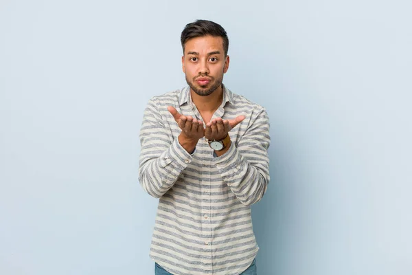 Joven Guapo Filipino Hombre Plegable Labios Celebración Las Palmas Para — Foto de Stock