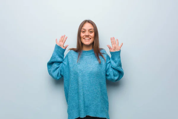 Jovem Mulher Bonita Vestindo Uma Camisola Azul Mostrando Número Dez — Fotografia de Stock