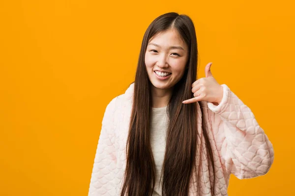 Junge Chinesin Pyjama Zeigt Handygeste Mit Fingern — Stockfoto