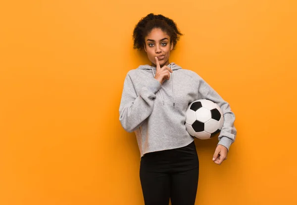 Young Fitness Black Woman Doubting Confused Holding Soccer Ball — 스톡 사진