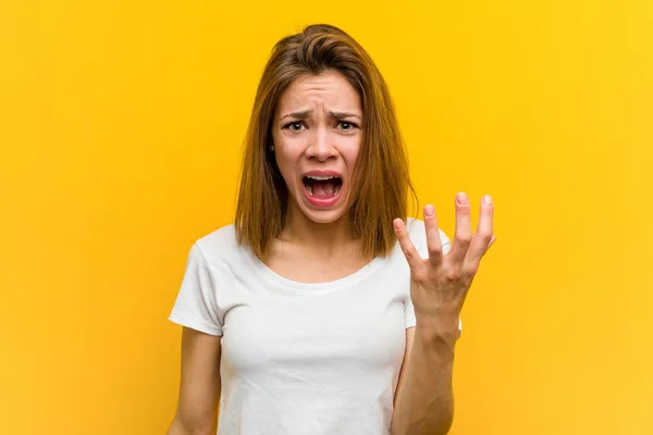 Genç Beyaz Bir Kadın Öfkeyle Bağırıyor — Stok fotoğraf