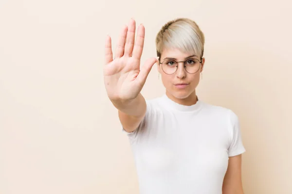 Junge Authentische Natürliche Frau Trägt Ein Weißes Hemd Mit Ausgestreckter — Stockfoto