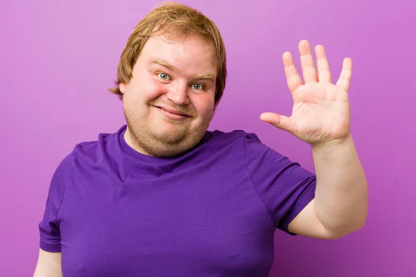 Νεαρός Αυθεντικός Κοκκινομάλλης Χοντρός Χαμογελαστός Χαρούμενος Δείχνοντας Νούμερο Πέντε Δάχτυλα — Φωτογραφία Αρχείου