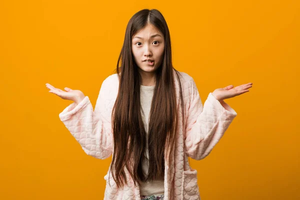 Fiatal Kínai Pizsamában Összezavarodott Kétséges Hogy Felemelte Kezét Hogy Tartson — Stock Fotó