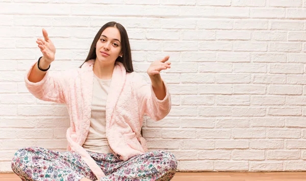 Jonge Vrouw Die Het Dragen Van Pyjama Uit Nodigen Komen — Stockfoto