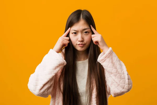 Joven Mujer China Pijama Centró Una Tarea Manteniéndolo Por Delante —  Fotos de Stock