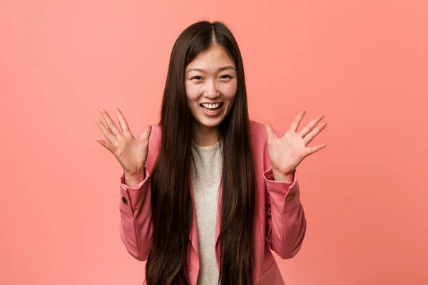 Junge Business Chinesin Rosa Anzug Feiert Sieg Oder Erfolg — Stockfoto