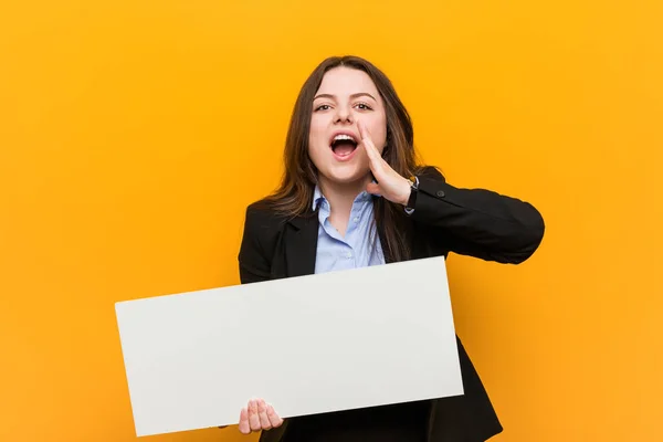 Jong Size Curvy Vrouw Met Een Bordje Schreeuwen Opgewonden Naar — Stockfoto