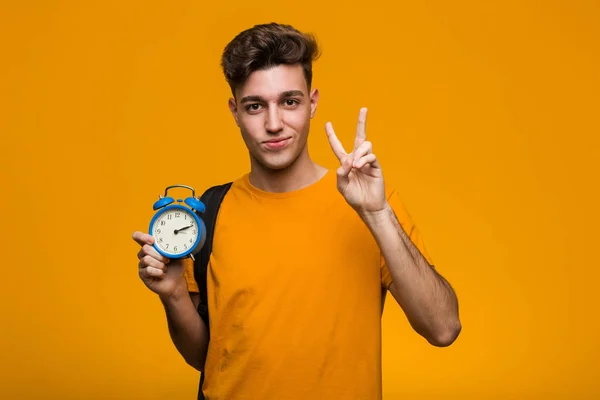 Junger Student Der Einen Wecker Hält Und Eine Großartige Idee — Stockfoto