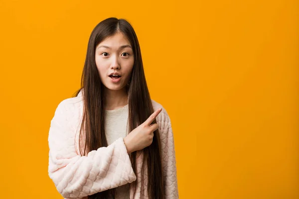 Pijamalı Genç Çinli Bir Kadın Yan Tarafı Gösteriyor — Stok fotoğraf