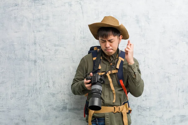 Joven Explorador Chino Sosteniendo Una Cámara Cruzando Dedos Para Tener — Foto de Stock