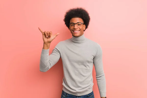 Jovem Afro Americano Sobre Uma Parede Cor Rosa Fazendo Gesto — Fotografia de Stock