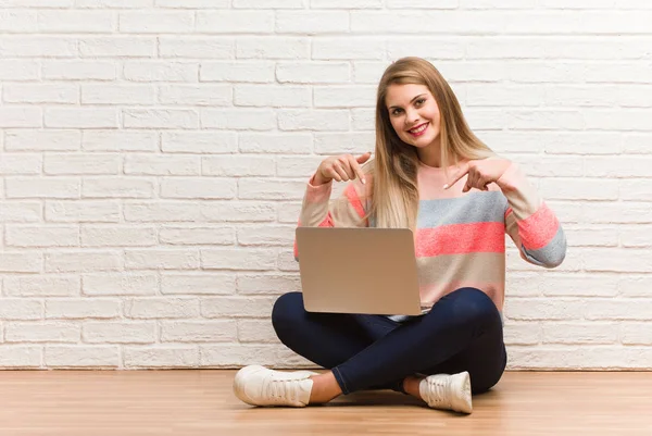 Jong Russisch Student Vrouw Zitten Wijzend Naar Bodem Met Vingers — Stockfoto