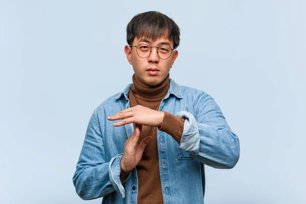 年轻的中国男子做超时手势 — 图库照片