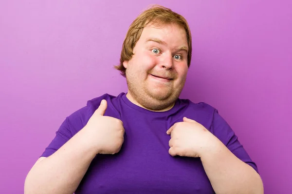 Young Authentic Redhead Fat Man Surprised Pointing Finger Smiling Broadly — Stock Photo, Image