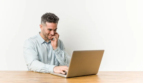 Jovem Homem Bonito Trabalhando Com Seu Laptop Mordendo Unhas Nervoso — Fotografia de Stock