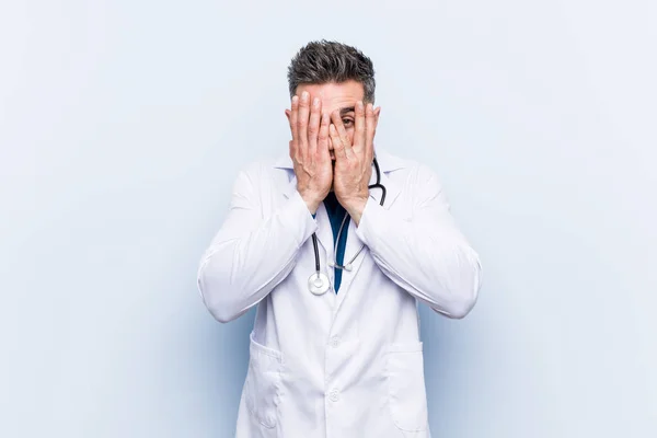 Mladý Pohledný Lékař Muž Mrkat Mezi Prsty Vyděšený Nervózní — Stock fotografie
