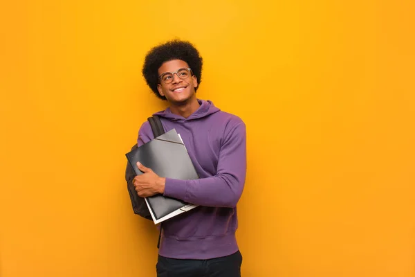 Jovem Estudante Afro Americano Sorrindo Confiante Cruzando Braços Olhando Para — Fotografia de Stock