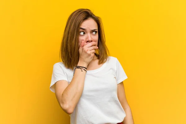 Joven Mujer Caucásica Natural Reflexivo Mirando Espacio Copia Que Cubre —  Fotos de Stock