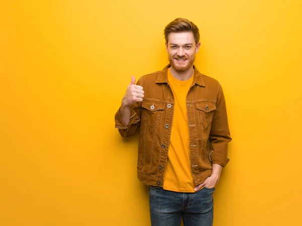 Jovem Ruiva Homem Sorrindo Levantando Polegar — Fotografia de Stock