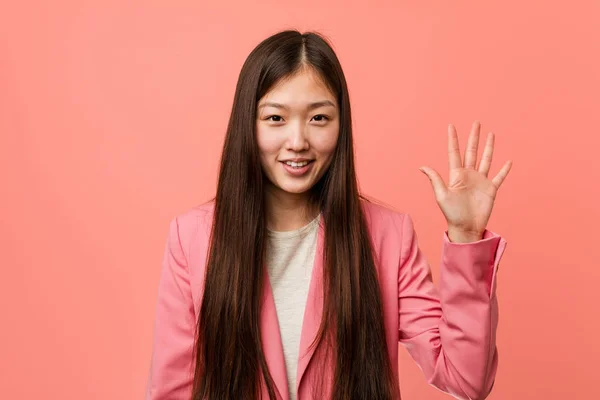 Joven Mujer China Negocios Con Traje Rosa Sonriente Alegre Mostrando —  Fotos de Stock