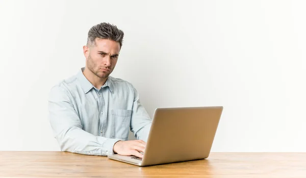Genç Yakışıklı Bir Adam Dizüstü Bilgisayarıyla Çalışıyor Suratı Asık Kollarını — Stok fotoğraf