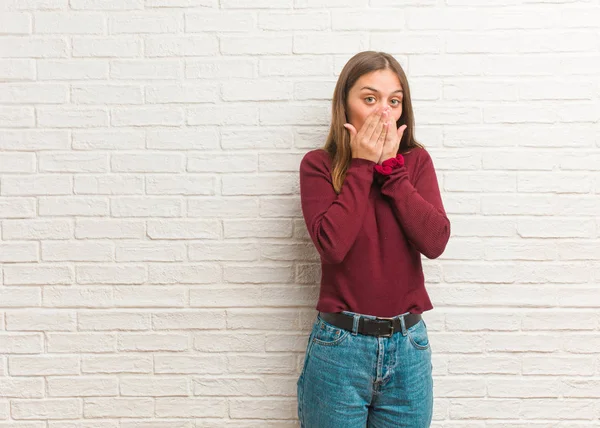 Joven Mujer Fresca Sobre Una Pared Ladrillos Sorprendida Conmocionada — Foto de Stock