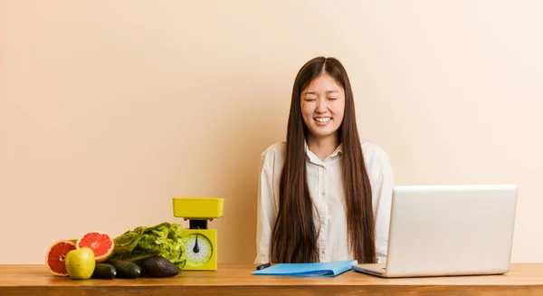 Jeune Femme Chinoise Nutritionniste Travaillant Avec Son Ordinateur Portable Rit — Photo