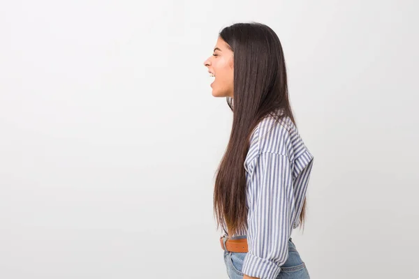 Jovem Mulher Árabe Bonita Gritando Direção Espaço Cópia — Fotografia de Stock