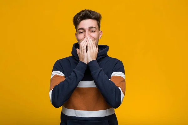 Joven Hombre Fresco Usando Una Sudadera Con Capucha Riendo Algo —  Fotos de Stock