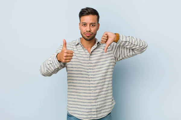 Joven Hombre Filipino Guapo Mostrando Pulgares Hacia Arriba Pulgares Hacia — Foto de Stock