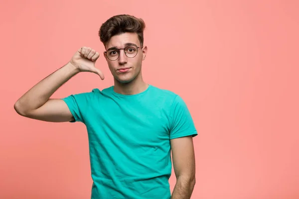 Young Cool Caucasian Man Showing Dislike Gesture Thumbs Disagreement Concept — Stock Photo, Image